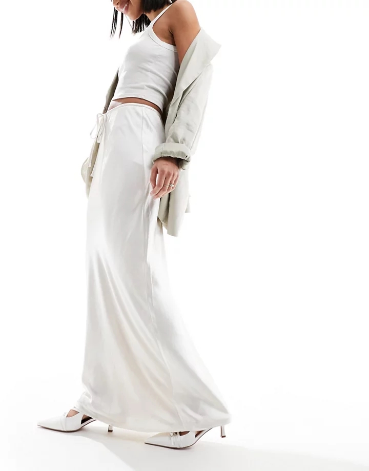 Falda larga color crema con cordón ajustable en la cint