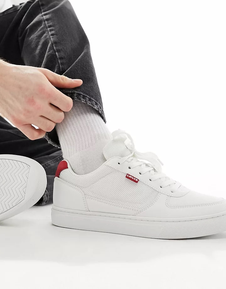 Zapatillas de deporte blancas con etiqueta trasera roja