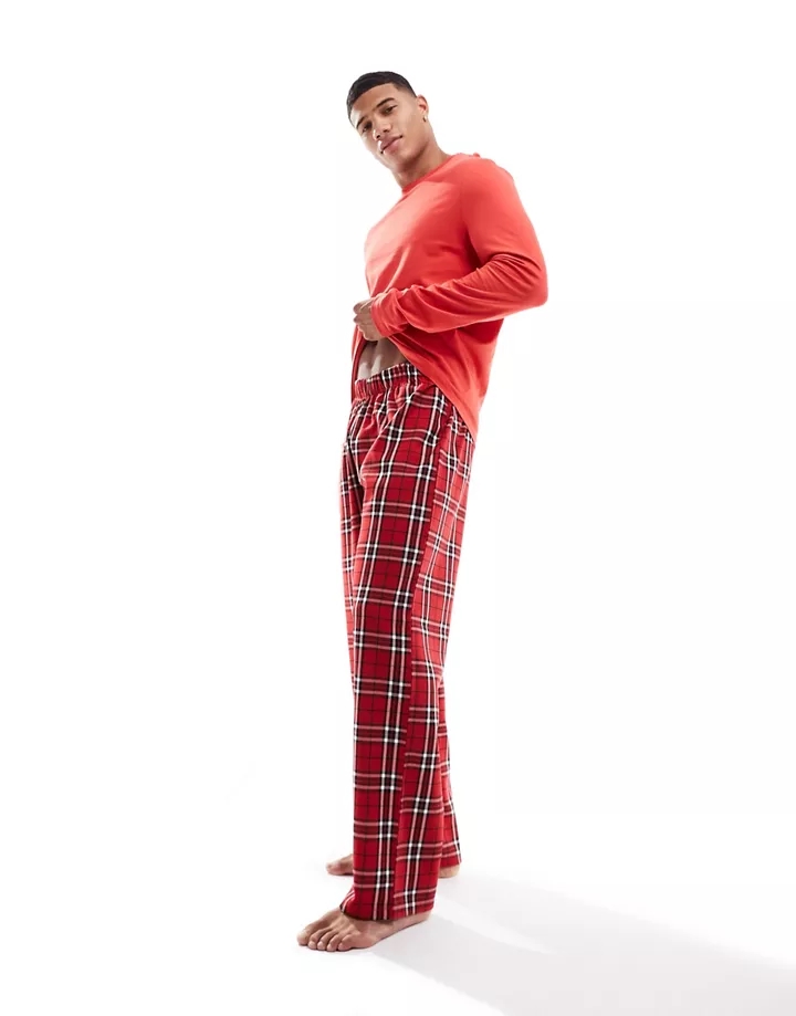 Pijama rojo a cuadros de camiseta de manga larga y pant