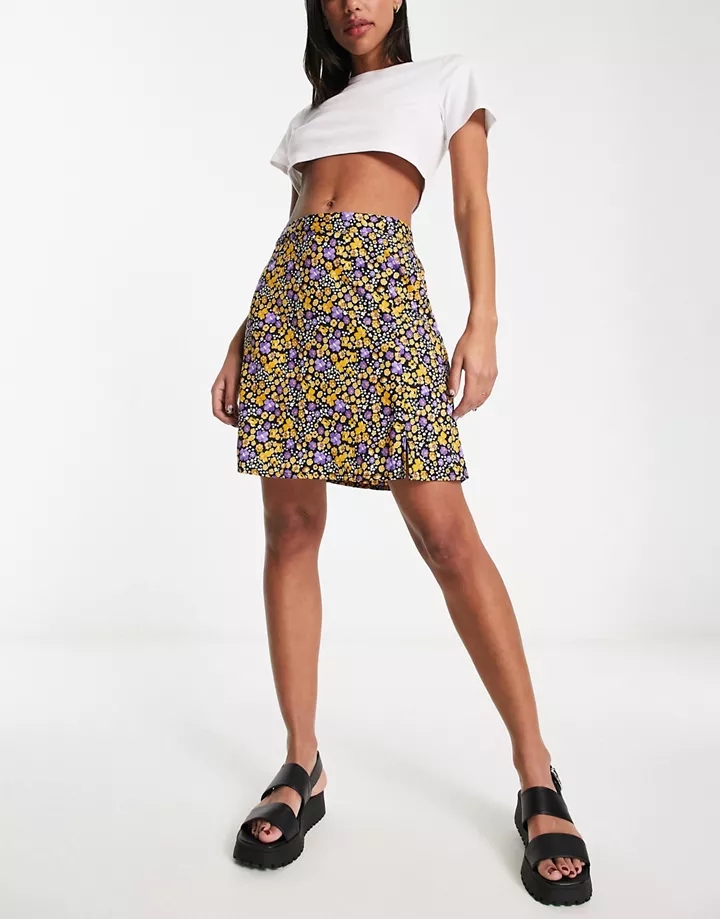 Minifalda lencera con estampado de florecitas moradas d