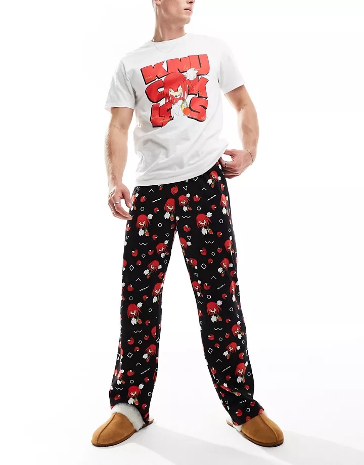 Pijama color crudo y negro con estampado de Knuckles de