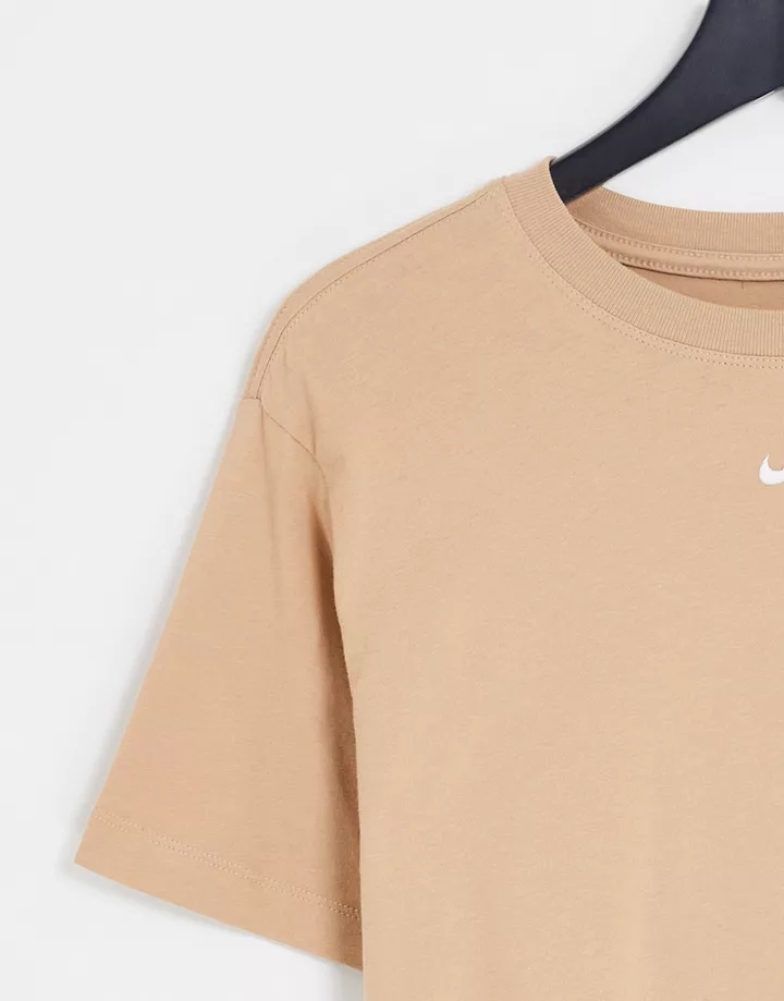 Camiseta boyfriend marrón cáñamo básica con logo pequeño de Nike Marrón BBv83vz0
