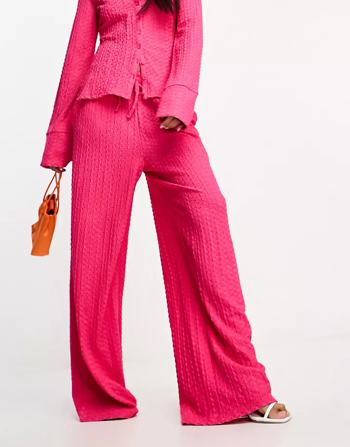Pantalones rosa fucsia con acabado texturizado de Frenc