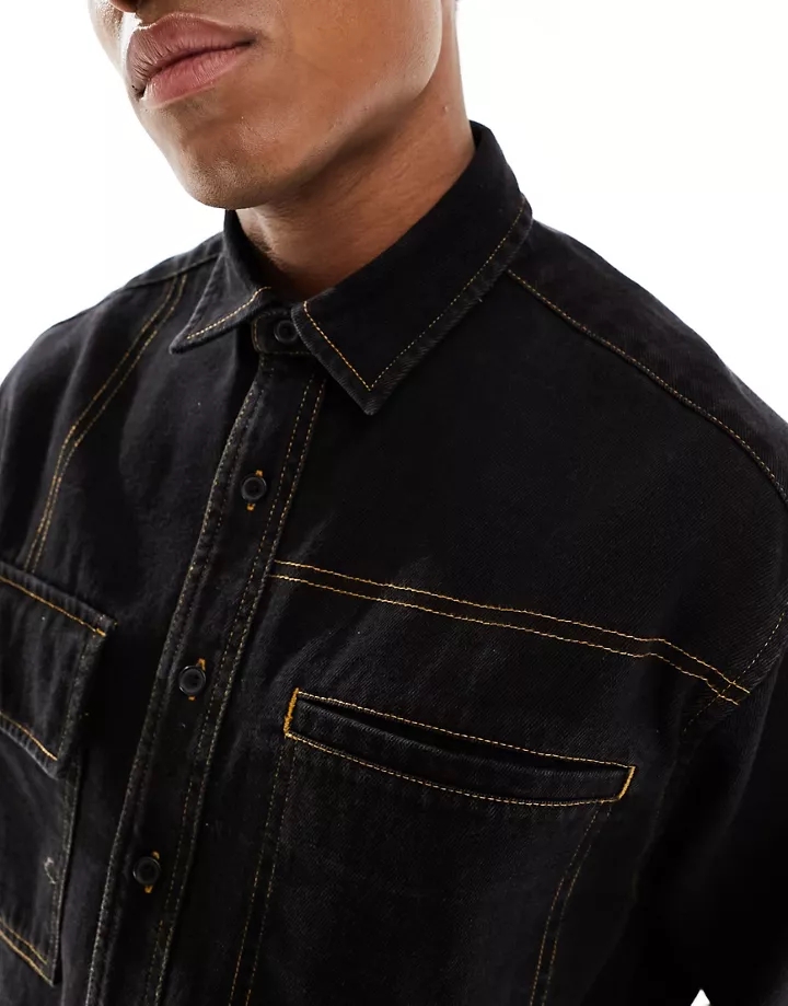 Camisa negra de corte cuadrado extragrande con cuello de solapas y pespuntes en contraste de DESIGN Negro actEcjtn