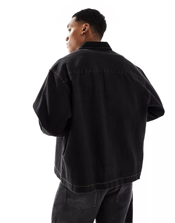 Camisa negra de corte cuadrado extragrande con cuello de solapas y pespuntes en contraste de DESIGN Negro actEcjtn