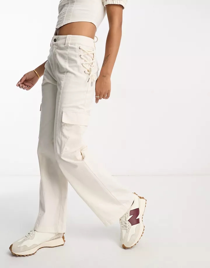 Pantalones cargo beis de corte slim con detalle de cordones de DESIGN (parte de un conjunto) Beis aeIKyOBI