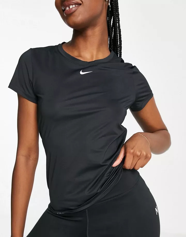 Camiseta básica con logo en negro de Nike Training Negro avBcJds7